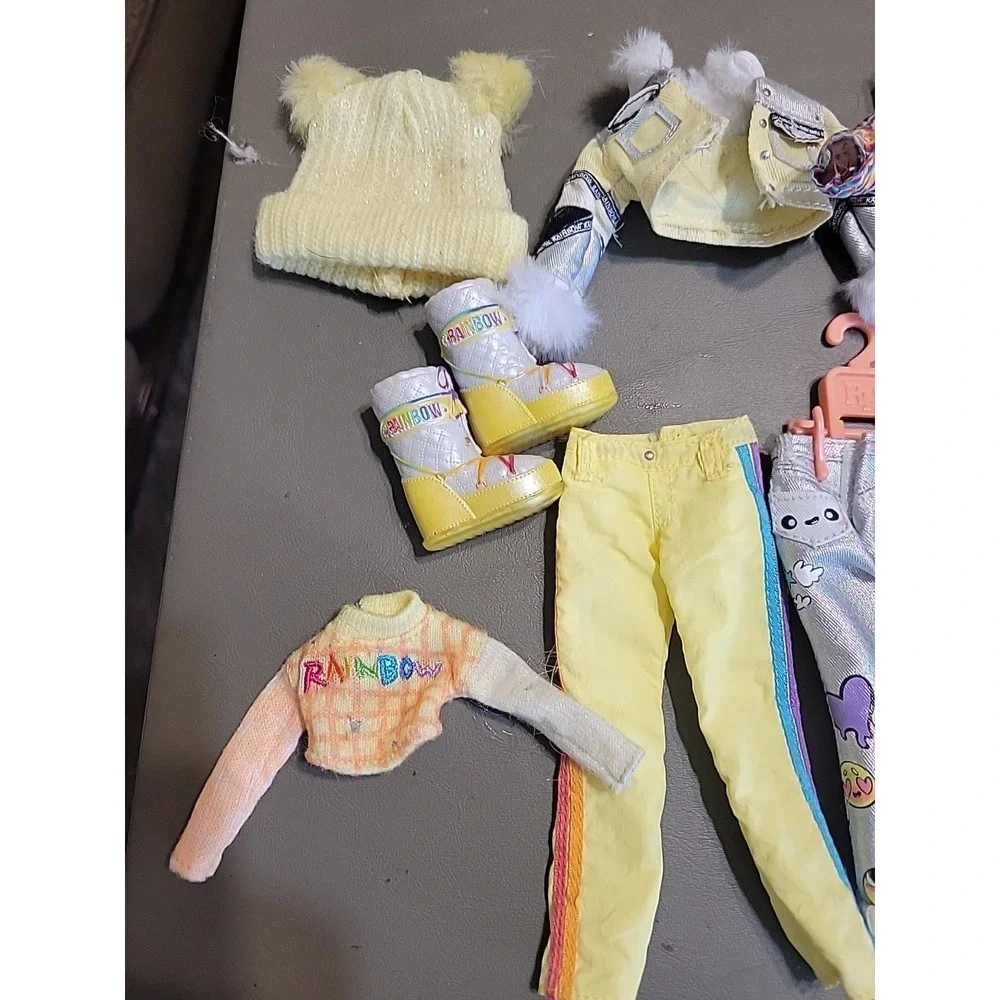 Rainbow High Winter Break Sunny Madison replacement outfits accessories